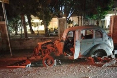 Kereta Austin usang yang meletup dalam kejadian di kawasan berhampiran Hotel Golden Mezzeh di Lebuh Raya Mezzeh, barat Damsyik. Foto Agensi