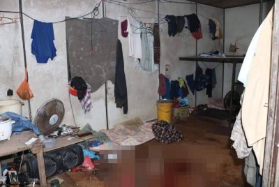 Keadaan dalam rumah kongsi di mana mangsa maut ditikam rakan serumah di Sungai Bayas, Sungai Lembing, Kuantan pada Sabtu.