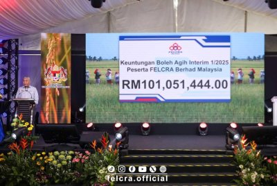 Ahmad Zahid ketika berucap dalam Majlis Pengisytiharan Keuntungan Boleh Agih Interim 1/2025 di Pusat Benih Padi, Felcra Plantation Sdn Bhd, Pasir Salak pada Ahad. Foto Felcra Berhad