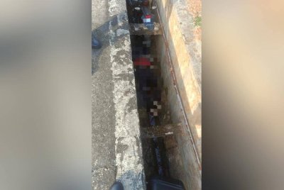 Motosikal serta mangsa yang terjatuh ke dalam longkang dipercayai akibat terbabas dalam kejadian petang Sabtu.