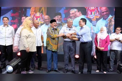 Ahmad Zahid mendamaikan hubungan antara tajuddin dan Azwan Bro, sekali gus mengetepikan perbalahan lama demi memastikan kemenangan BN pada pilihan raya umum akan datang.
