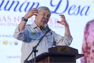 Timbalan Perdana Menteri, Datuk Seri Dr Ahmad Zahid Hamidi yang juga Menteri Kemajuan Desa dan Wilayah berucap ketika merasmikan Program Santunan Desa KEMAS Negeri Perak Bersama JPKK dan Komuniti KEMAS di Dewan Besar Bandar Baru Felcra Seberang Perak di sini pada Ahad. Foto Bernama