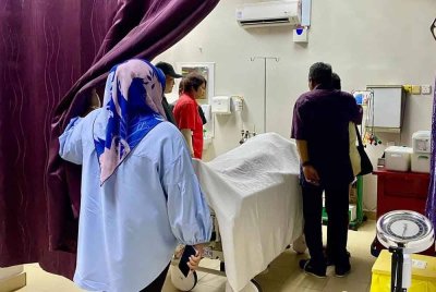 Guru wanita berusia 44 tahun itu disahkan meninggal dunia selepas dibawa ke ke Klinik Kesihatan Gemencheh.