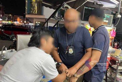 Beberapa orang warga asing yang diberkas di sebuah premis makanan sempena Ops Selera dan Ops Sapu di sekitar Johor Bahru pada Jumaat.- Foto: JIM Johor
