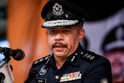 Wan Azlan mengesahkan seorang pelajar kolej yang ditemui tergantung pada kipas di ruang tamu kediamannya di USJ 2/1 di sini pada Khamis lalu disahkan mati dibunuh.