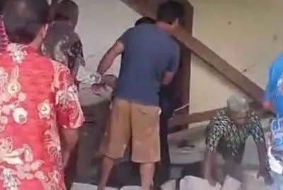 Sekurang-kurangnya 29 orang cedera, termasuk dua dalam keadaan kritikal, selepas gempa bumi berukuran 6.0 magnitud melanda pulau Sulawesi di tengah Indonesia