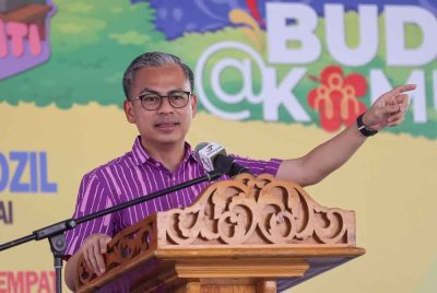 Menteri Komunikasi merangkap Ahli Parlimen Lembah Pantai Datuk Fahmi Fadzil berucap pada majlis Pelancaran Program Kesenian dan Kebudayaan @Lembah Pantai di PPR Kerinchi pada Ahad. Foto Bernama