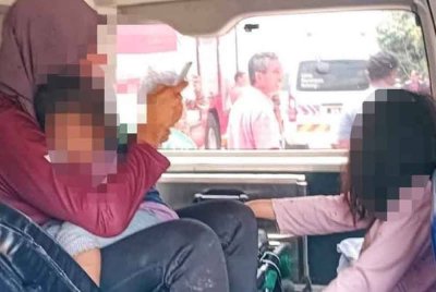 Perjalanan lima beranak melawat ahli keluarga di sekolah bertukar tragedi selepas seorang daripada mereka maut apabila kenderaan SUV yang dinaiki mereka bertembung dengan lori.