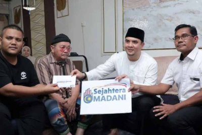 Setiausaha Politik kepada Perdana Menteri, Datuk Ahmad Farhan Fauzi, menghulurkan bantuan dihulurkan Perdana Menteri, Datuk Seri Anwar Ibrahim dalam Ziarah Madani. - Foto Ihsan PEJABAT PERDANA MENTERI.