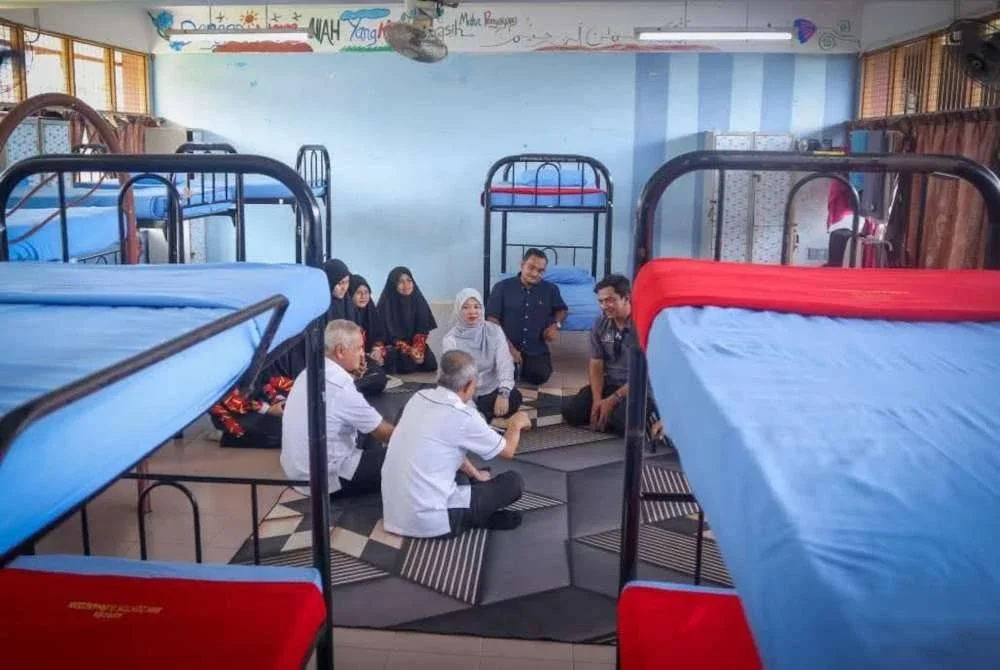 Fadhlina (tengah) berbual dengan pelajar dan guru SMK Dr Burhanuddin pada Sabtu.