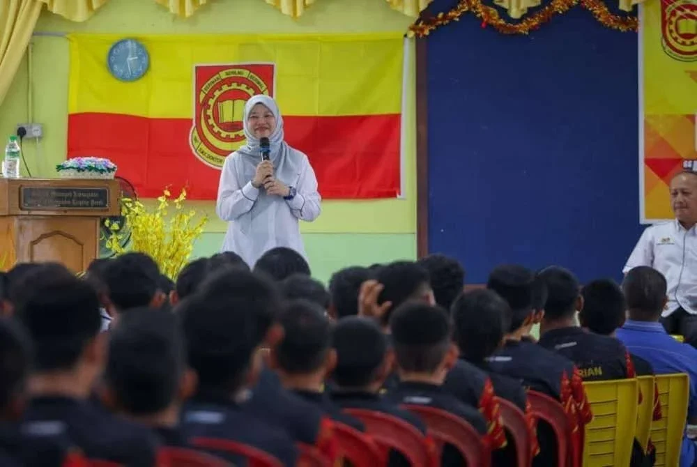 Fadhlina melawat SMK Dr Burhanuddin pada Sabtu.