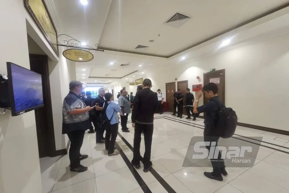 Pengamal media mula berkumpul di pekarangan Mahkamah Koroner bagi membuat liputan sebutan kes inkues kematian Zara Qairina Mahathir. 