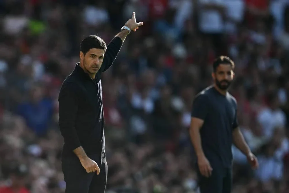 Arteta (kiri) yakin pemainnya mampu bermain lebih baik ketika menentang United. Foto AFP