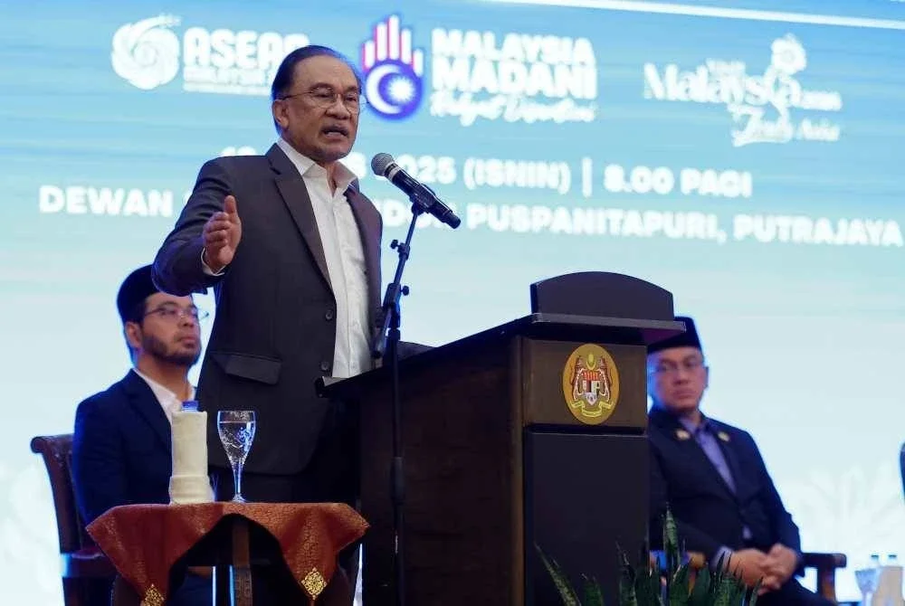 Anwar menyampaikan ucapan semasa hadir pada Perjumpaan Perdana Menteri Bersama Warga Jabatan Perdana Menteri Bagi Bulan Ogos di Puspanitapuri pada Isnin. Foto Bernama