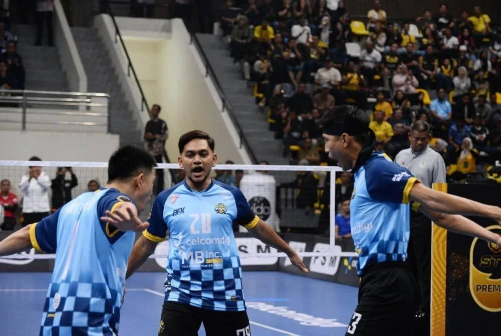 Trio Perak Bison meraikan kejayaan mengungguli GP Perak di Ipoh pada Ahad.