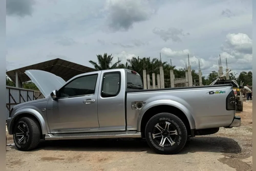 Kenderaan pikap yang telah diubahsuai di bahagian tangki minyak untuk menyimpan diesel dalam jumlah besar. Foto KPDN