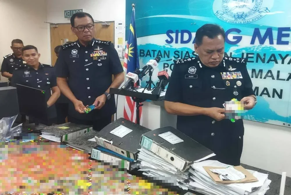 Rusdi menunjukkan kad yang dirampas ketika sidang akhbar di Pejabat JSJK, Menara KPJ pada Isnin.