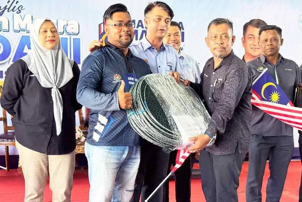 Antara nelayan menerima bantuan Touch Point oleh LKIM.