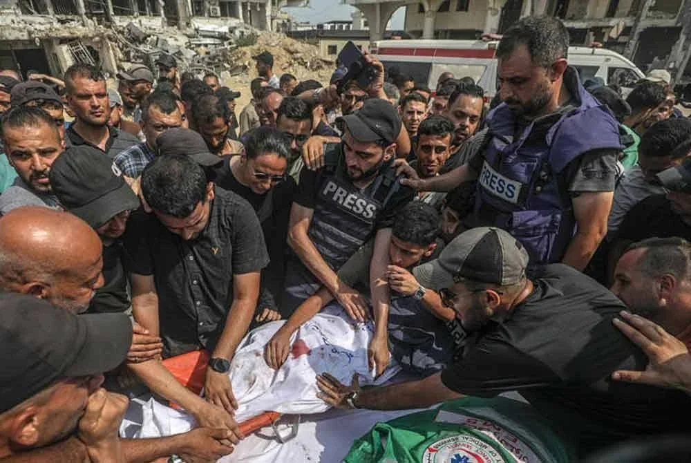 Pemergian empat lagi wartawan akibat kekejaman tentera Israel ditangisi petugas media lain. Foto Agensi