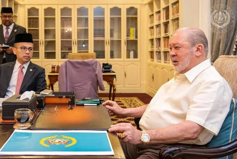 Sultan Ibrahim berkenan menerima menghadap Menteri Komunikasi, Datuk Fahmi Fadzil di Istana Negara. Foto Facebook Sultan Ibrahim Sultan Iskandar