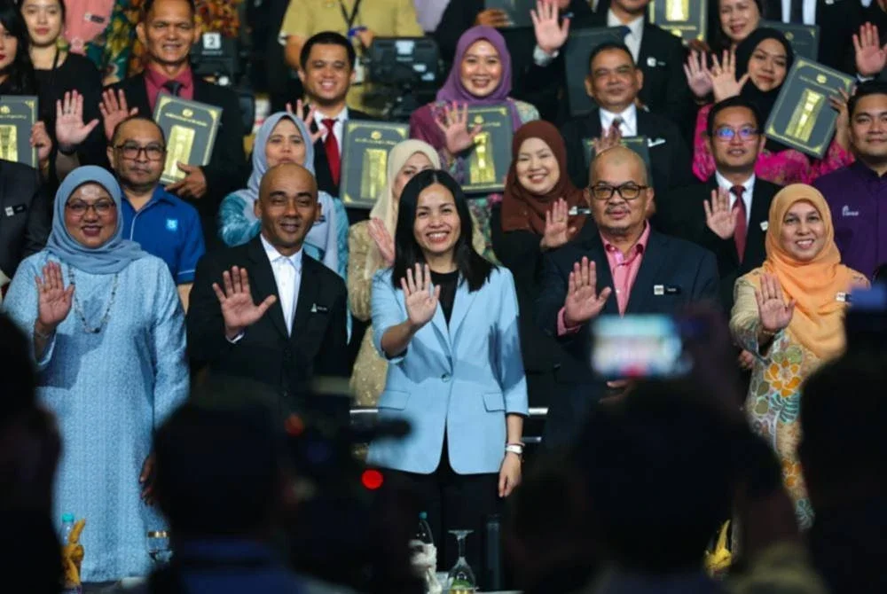 Nie Ching pada Majlis Anugerah Perkhidmatan Cemerlang (APC) 2024 Kementerian Komunikasi Zon Sarawak, pada Isnin. Foto Bernama