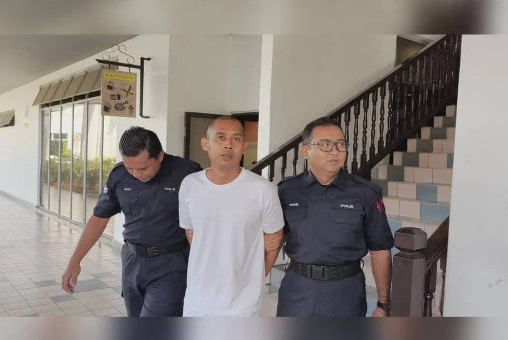 Shahrul Nizam dibawa polis ketika hadir ke mahkamah pada Isnin