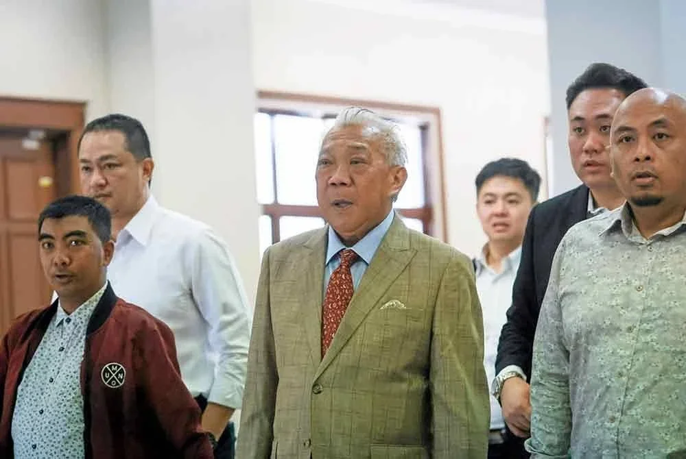 Mahkamah Sesyen di sini pada Isnin menangguhkan prosiding perbicaraan membela diri Ahli Parlimen Kinabatangan, Datuk Seri Bung Moktar Radin (tiga dari kiri) dan isterinya, Datin Seri Zizie Izette Abdul Samad atas tiga pertuduhan rasuah berjumlah RM2.8 juta, yang sepatutnya bermula hari ini kepada 2 September depan. Foto Bernama