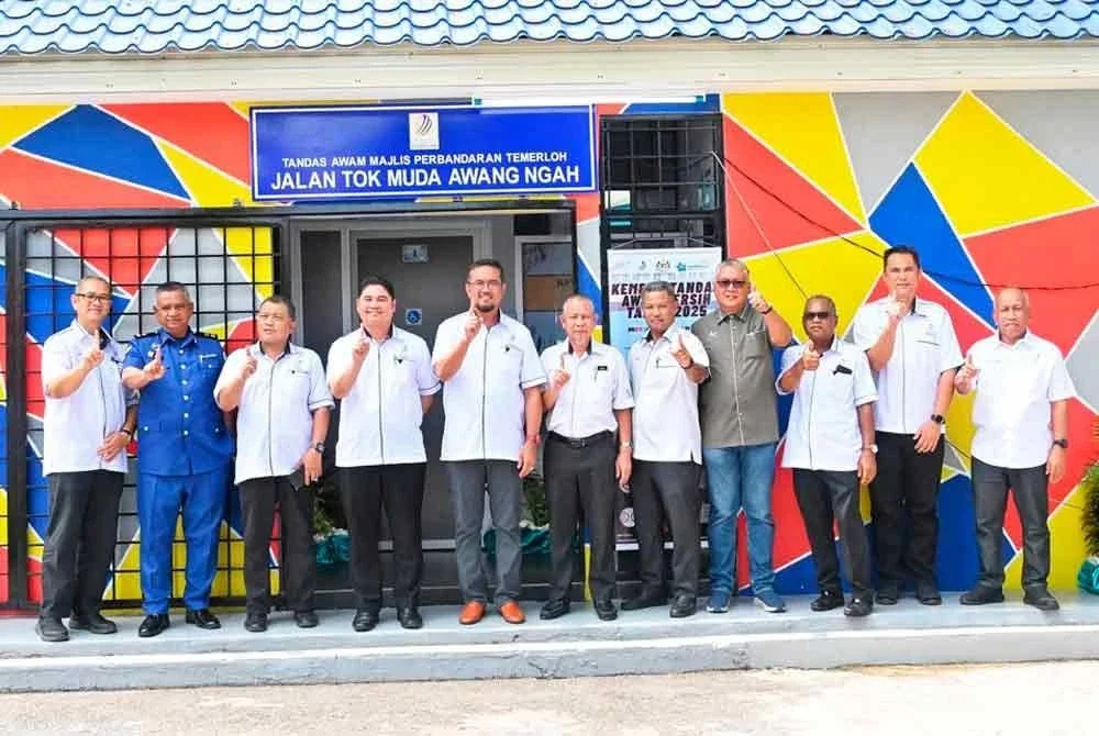 Rizal (empat dari kiri) bergambar di hadapan Tandas Awam MPT di Jalan Tok Muda Awang Ngah, Temerloh yang berjaya dalam 10 senarai pendek tandas terbaik dari seluruh negara. Foto: Ihsan MPT