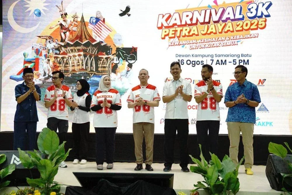 Fadillah (empat dari kanan) merasmikan Karnival 3K: Kewangan, Kesihatan dan Kebajikan di Samariang, Kuching, Sarawak pada Sabtu.
