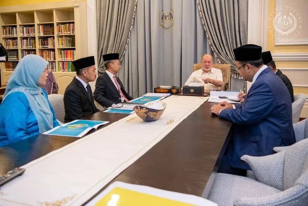 Sultan Ibrahim berkenan menerima menghadap Menteri Komunikasi, Datuk Fahmi Fadzil di Istana Negara. Foto Facebook Sultan Ibrahim Sultan Iskandar