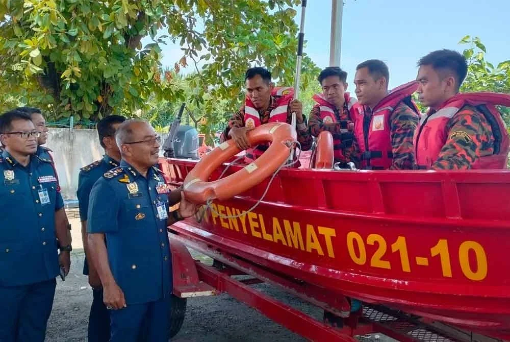 Ahmad Izram beramah mesra bersama anggota bomba di Pusat Kecemerlangan Majlis Keselamatan Aktiviti Air (MKAA).