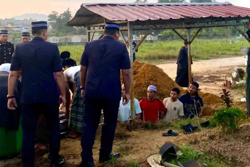 Allahyarhamah selamat dikebumikan di Tanah Perkuburan Islam Kok Lanas pada Sabtu.