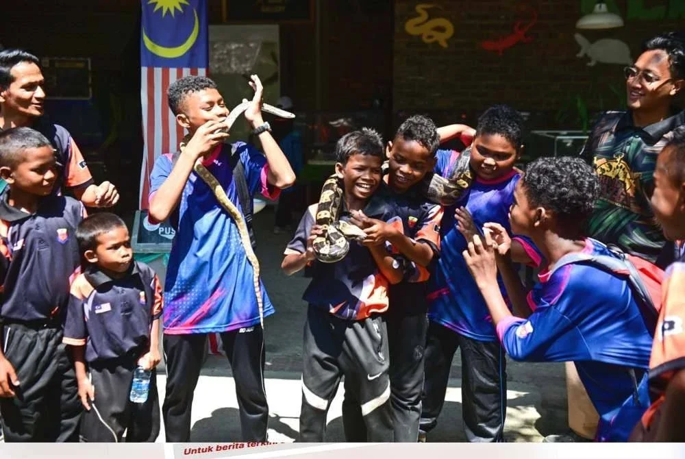 Sebahagian pelajar lelaki yang menyertai aktiviti Kelab Program Pelancongan (K3P) di Zoo Rimba Razia, Kampung Dusun, Hulu Terengganu.