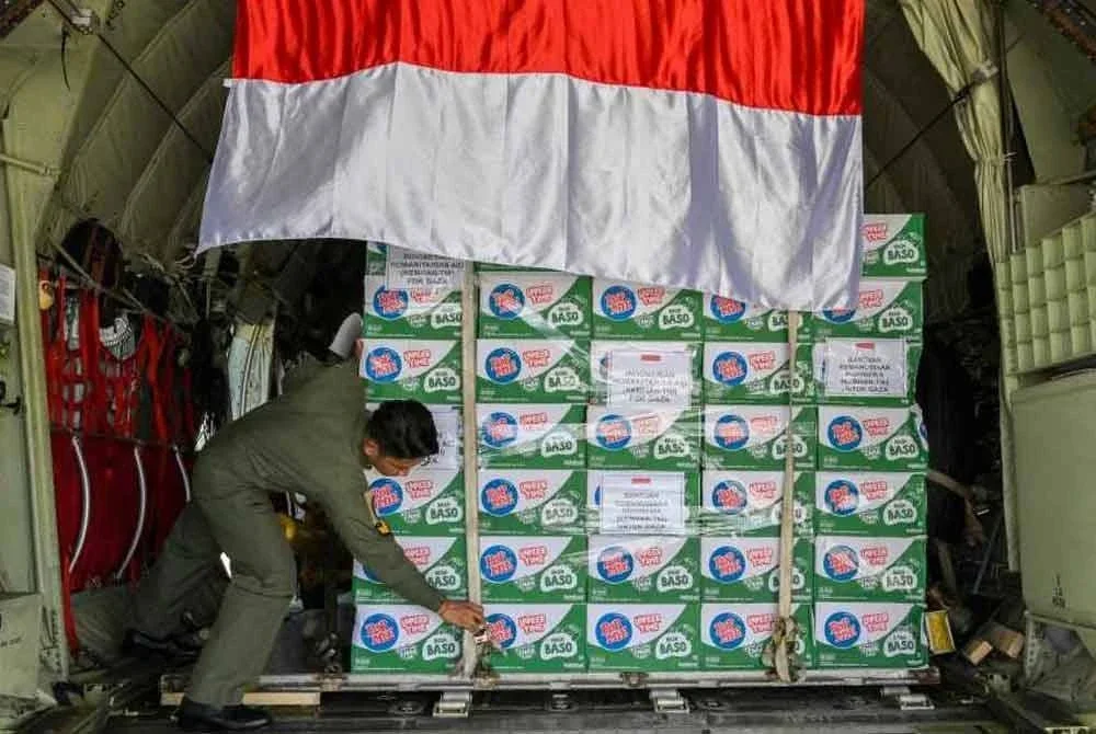 Seorang anak kapal memeriksa tali pengikat yang mengikat bantuan kemanusiaan untuk rakyat Palestin di Gaza di atas dua pesawat Hercules C-130. Foto AFP