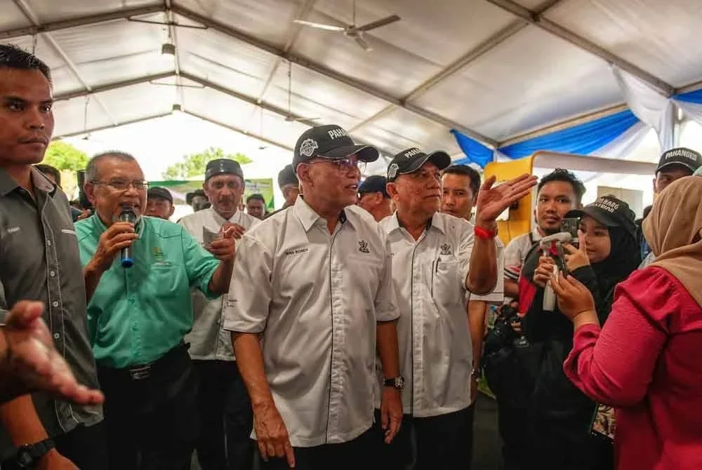 Mohd Soffi (empat dari kiri) ketika mengiringi Wan Rosdy (tiga dari kiri) sempena perasmian Mini MAHA Pahang 2025 di Dataran Temerloh pada Sabtu. - Foto: FB Mohd Soffi