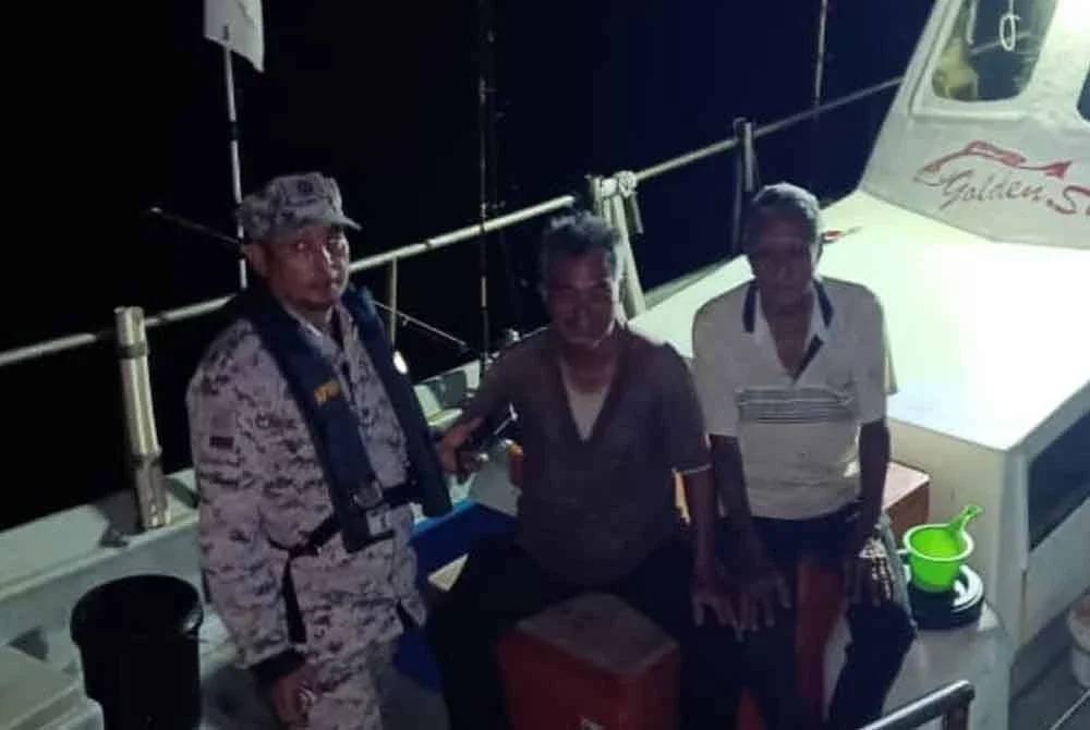 Seorang anggota penguat kuasa Maritim Malaysia Pulau Pinang bersama dua pemancing yang berjaya diselamatkan selepas dilaporkan hilang di laut.