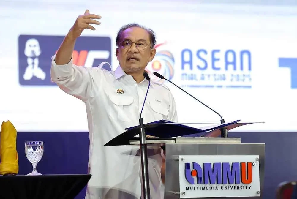 Anwar berucap pada Program Temu Anwar@Universiti Multimedia (MMU) serta pelancaran Fakulti Kecerdasan Buatan dan Kejuruteraan MMU pada Isnin. Foto Bernama