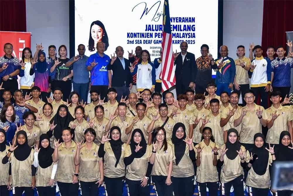 Hannah (tengah) bersama jurulatih dan atlet pekak pada Majlis Penyerahan Jalur Gemilang kontinjen negara ke Sukan Asia Tenggara (SEA) Pekak 2025 di Jakarta, Indonesia di Wisma KBS, Putrajaya pada Isnin. - Foto: Bernama