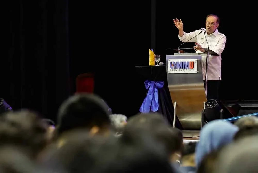 Anwar berucap pada Program Temu Anwar@Universiti Multimedia (MMU) serta pelancaran Fakulti Kecerdasan Buatan dan Kejuruteraan MMU pada Isnin. Foto Bernama