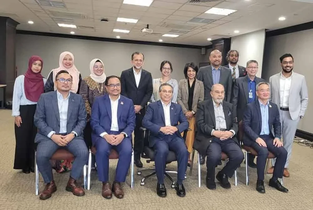 Syed Ibrahim (duduk, tengah) dan Syed Hamid (duduk, dua dari kanan) selepas menghadiri Mesyuarat KRPPM - IGAR di bangunan Parlimen, Kuala Lumpur pada Isnin.