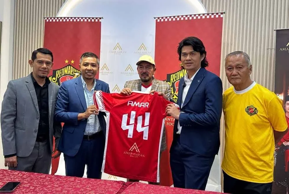 Muhamad Zaki (tengah) bersama pihak pengurusan pasukan dan penaja memegang jersi KRW FC.