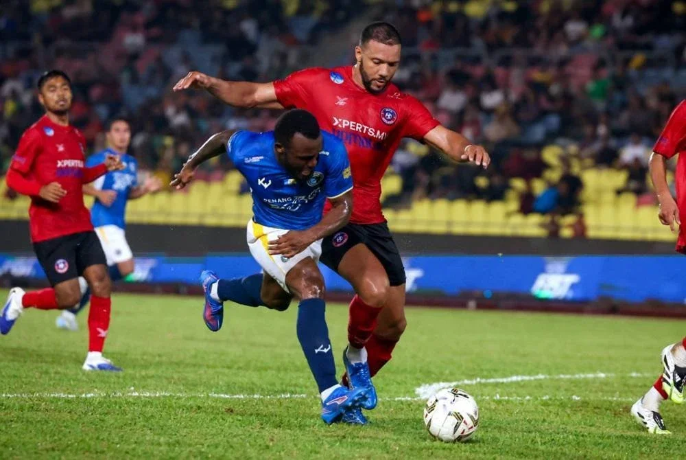 Pemain Penang, Tchetche Kipre (kiri) diasak pemain pertahanan Melaka, Vitor Dos Santos pada perlawanan pertama Pusingan 16 Piala FA 2025/26 di Stadium Hang Jebat. FOTO: Bernama