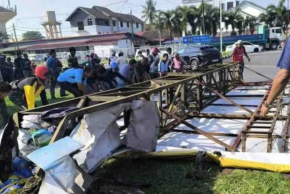Seorang lelaki warga emas maut selepas motosikal ditungganginya terbabas dan melanggar tiang papan tanda iklan di Jalan Kota Bharu–Pengkalan Kubor, Tumpat. Foto Info Bencana Pahang dan Luar Pahang