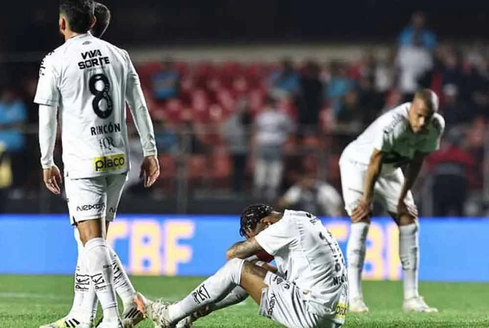 Neymar duduk di atas padang sejurus selepas wisel penamat dibunyikan dan mula menangis. Foto Reuters