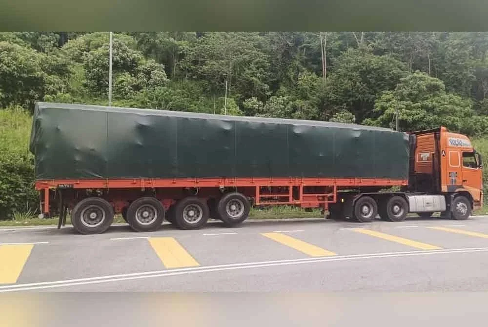 Sebuah treler sarat dengan 670 guni beras berjaya dipintas di Kilometer 45 JRTB berhampiran Kem Sri Banding dekat Gerik pada Ahad. Foto Briged Utara PGA