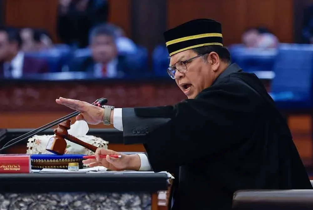 Johari mengawal situasi tegang ketika mempengerusikan Mesyuarat Kedua, Penggal Keempat Parlimen ke-15 Dewan Rakyat di Bangunan Parlimen pada Isnin. Foto Bernama