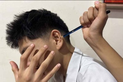 Diganggu, dicucuk menggunakan pensel ke dalam telinga. - Gambar hiasan