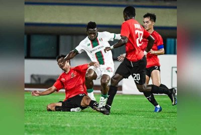 Pemain tengah Kuching City, Moses Atede (dua kiri) diasak empat pemain DPMM FC. Foto Kuching City FC