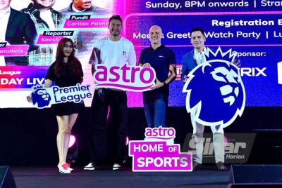 Euan Smith (dua dari kanan) dan Bendtner (dua dari kiri) ketika Majlis Perasmian Musim Baharu EPL pada Ahad. Foto Sinar Harian ASRIL ASWANDI SHUKOR 