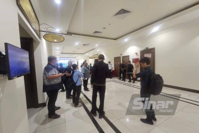 Pengamal media mula berkumpul di pekarangan Mahkamah Koroner bagi membuat liputan sebutan kes inkues kematian Zara Qairina Mahathir. 